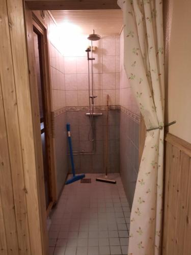 La salle de bains est pourvue d'une douche et de carrelage. dans l'établissement Kiruna accommodation Gustaf wikmansgatan 6b (6 pers appartment), à Kiruna