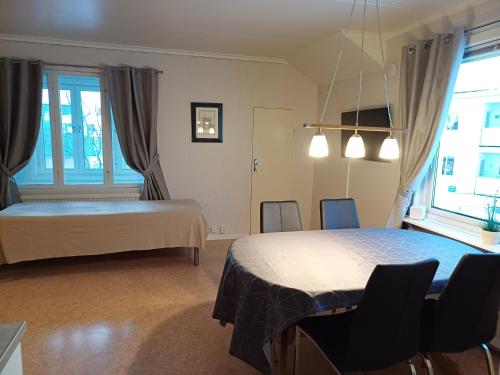 Pokój z 2 łóżkami, stołem i krzesłami w obiekcie Kiruna accommodation Gustaf wikmansgatan 6b (6 pers appartment) w mieście Kiruna