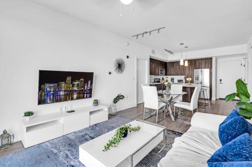 TV a/nebo společenská místnost v ubytování Amazing 2 Bedroom Unit In Doral Miami With Free Parking
