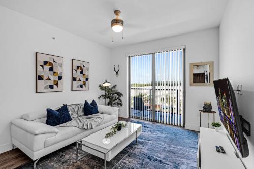 TV a/nebo společenská místnost v ubytování Amazing 2 Bedroom Unit In Doral Miami With Free Parking