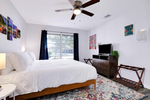 a bedroom with a bed and a ceiling fan at Texas Star - A Birdy Vacation Rental in San Antonio