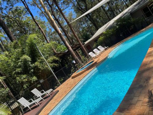 A view of the pool at Chiltern Lodge Country Retreat or nearby