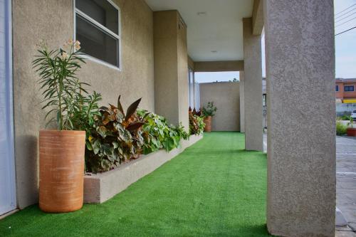 1 Bed Apartment Sleeps 2 - Pool Balcony Parking