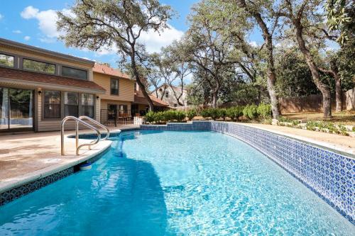 una piscina en el patio trasero de una casa en Triple Crown - A Birdy Vacation Rental en San Antonio