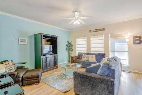 sala de estar con 2 sofás y TV en Beach Haven Unit 703, en Corpus Christi