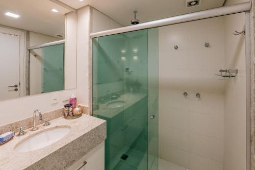 a bathroom with a glass shower and a sink at Studios Exclusivos Xavishome Granja Brasil Itaipava in Itaipava