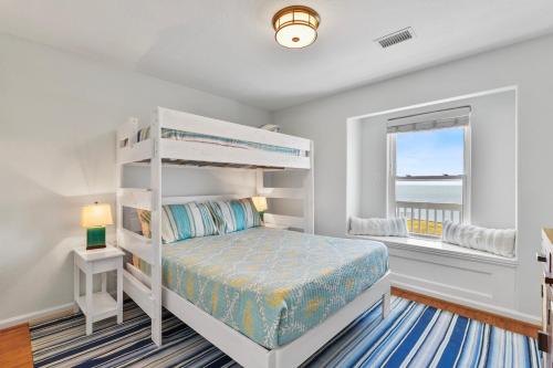 a bedroom with a bunk bed and a window at Fun, Fish, Crab, Birds, Beach & incredible Sunsets in Galveston