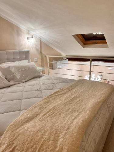 - une chambre avec un grand lit blanc dans l'établissement Appartamento LA TORRETTA, à Ponsacco