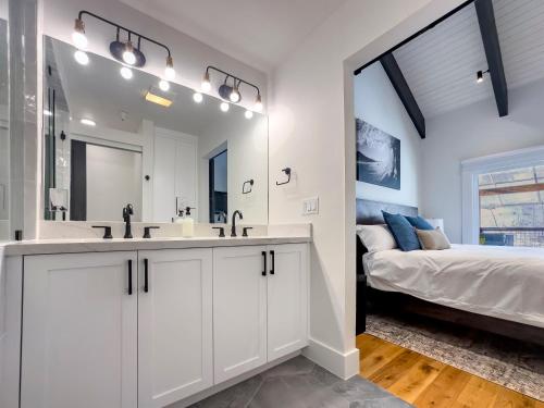 Un baño con lavabo y una cama en una habitación. en Woodside Elegance Ski-In Ski-Out Escape, en Park City