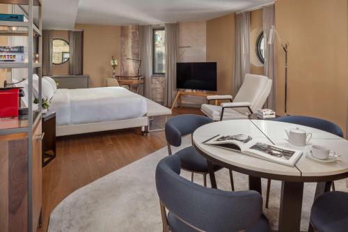 Habitación de hotel con cama, mesa y sillas en NH Collection New York Madison Avenue, en Nueva York