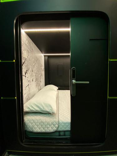 Habitación pequeña con cama y espejo. en Hotel Joy Cll 85 en Bogotá