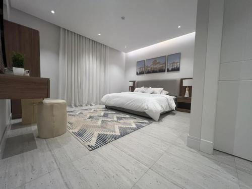 شقة فاخرة جديدة في الملقا Luxury في الرياض: غرفة نوم بسرير كبير وسجادة