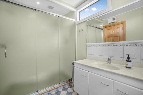 La salle de bains est pourvue d'un lavabo et d'une douche. dans l'établissement Farley Avenue Turret & Lounge, à Greytown