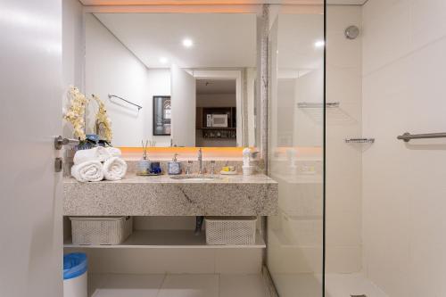 a bathroom with a sink and a shower at Studios Exclusivos Xavishome Granja Brasil Itaipava in Itaipava