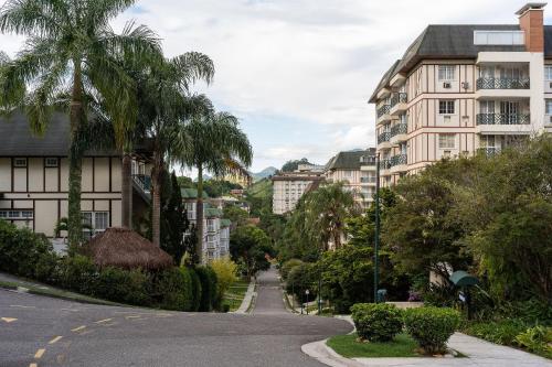 a street in a city with palm trees and buildings at Studios Exclusivos Xavishome Granja Brasil Itaipava in Itaipava