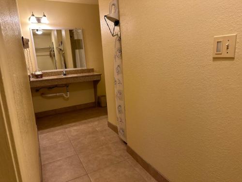 een badkamer met een wastafel en een spiegel bij St. Augustine Island Inn in Saint Augustine Beach