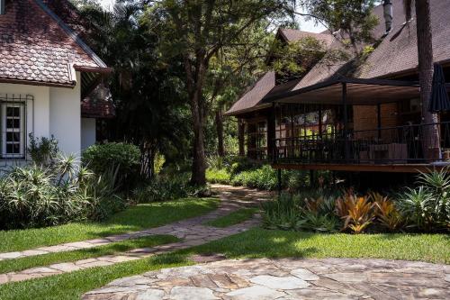 a house with a walkway in front of a house at Studios Exclusivos Xavishome Granja Brasil Itaipava in Itaipava