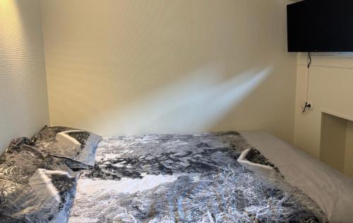 - une chambre avec un lit recouvert de plastique dans l'établissement Cocon 3 climatisé bien au frais, à Périgueux