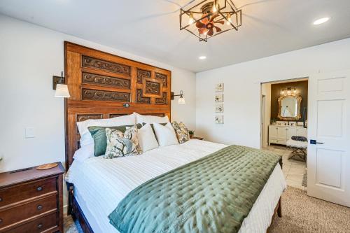 Katil atau katil-katil dalam bilik di Stellar Craig Apartment - Walk to Restaurants!