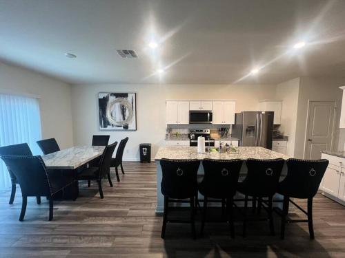 Una cocina y un comedor con mesa y sillas. en Home Sweet Home -San Antonio, en San Antonio