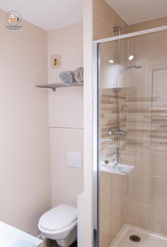 une salle de bain avec une douche, des toilettes et un lavabo dans l'établissement LE PACIFICA APPART - Neuf Parking WIFI CLIM 2min PLAGE - Résidence Le Pacific - TopProsConciergerie La Grande Motte, à La Grande Motte