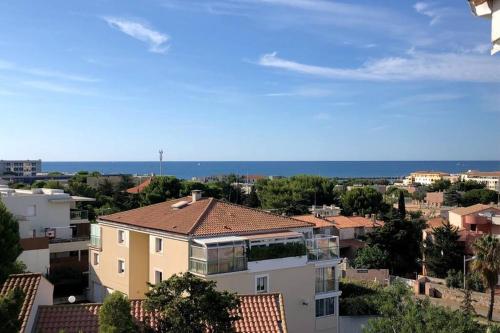 une vue d'une ville depuis un bâtiment dans l'établissement Duplex à Sète - Vue sur Mer, Piscine et Parking, à Sète