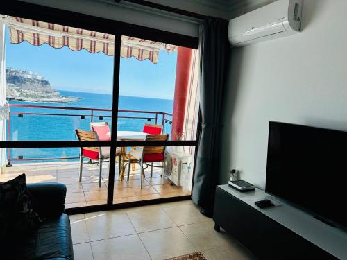 sala de estar con vistas al océano en Su Eminencia - Luxury Apartment, en Playa del Cura