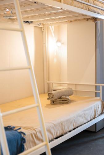 Ce lit superposé se trouve dans un dortoir avec une échelle. dans l'établissement LE PACIFICA APPART - Neuf Parking WIFI CLIM 2min PLAGE - Résidence Le Pacific - TopProsConciergerie La Grande Motte, à La Grande Motte