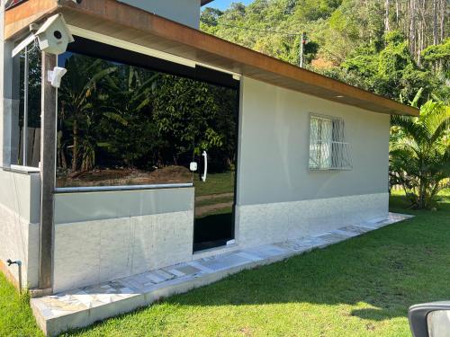 una gran puerta corredera de cristal en una casa en Recanto dos Ipês, en Viana