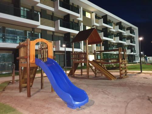une aire de jeux en face d'un bâtiment dans l'établissement Mana Beach Pono by Flats Prime, à Porto de Galinhas