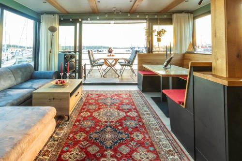 sala de estar con sofá y mesa en Hausboot Albatros, en Mücheln