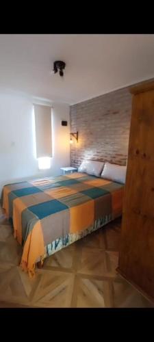 - une chambre avec un grand lit dans l'établissement Complejo Turismo Salvaje, à Santa Clara del Mar