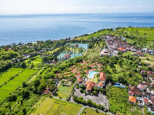 una vista aérea de una ciudad junto al océano en Taman Surgawi Resort & Spa, en Jasri