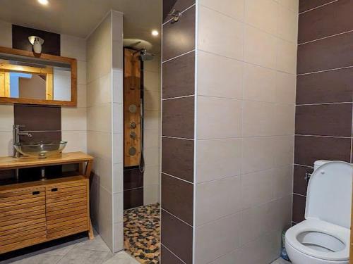 La salle de bains est pourvue de toilettes et d'un lavabo. dans l'établissement Gîte Cornimont, 3 pièces, 4 personnes - FR-1-589-84, à Cornimont
