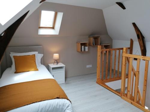 Sainte-Suzanne的住宿－Gîte Sainte-Suzanne-et-Chammes, 4 pièces, 6 personnes - FR-1-600-151，一间卧室设有一张床和木制楼梯。