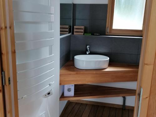 ein Badezimmer mit einem weißen Waschbecken und einem Spiegel in der Unterkunft Gîte Sainte-Suzanne-et-Chammes, 4 pièces, 6 personnes - FR-1-600-151 in Sainte-Suzanne
