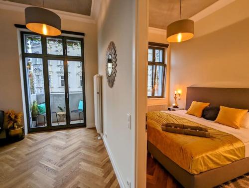 um quarto com uma cama e uma grande janela em Modern building with vertical garden & 2 bedrooms em Berlim