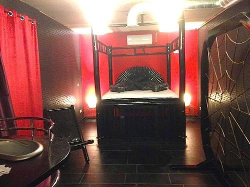 Zimmer mit einem Bett mit einer roten Wand in der Unterkunft VIP Design Apartment m. Dachterrasse in Dresden