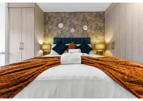 Un dormitorio con una cama grande con una manta. en Homey and Pleasant 3BD en Londres