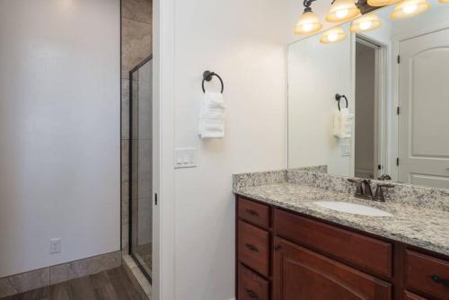 ห้องน้ำของ Luxury Downtown Moab Rental - La Dolce Vita Villa #1