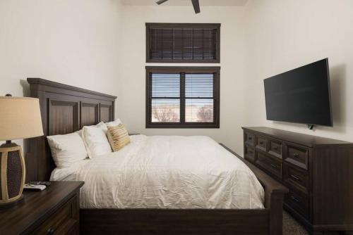 מיטה או מיטות בחדר ב-Luxury Downtown Moab Rental - La Dolce Vita Villa #1