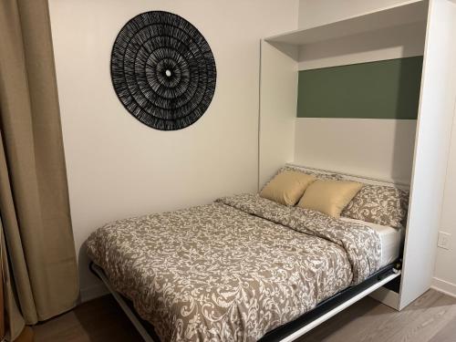 - une chambre avec un lit et un ventilateur mural dans l'établissement Beautiful and cozy new condo in downtown, à Montréal