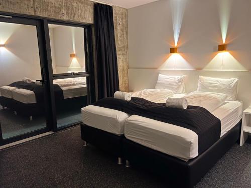 Rúm í herbergi á Seljavellir Guesthouse