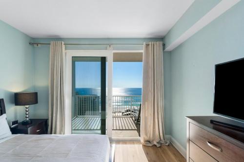 um quarto com uma cama e vista para o oceano em Laketown Wharf #1527 by Nautical Properties em Panama City Beach