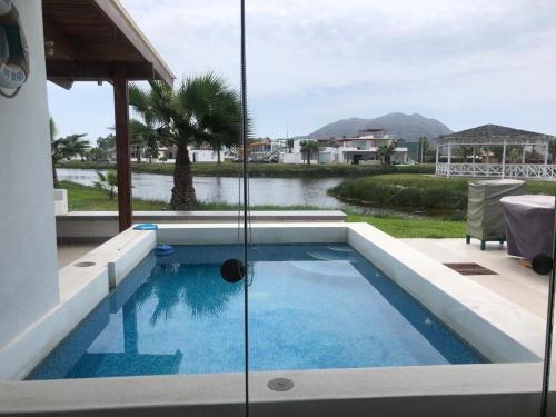 una piscina con vistas al agua en Casa de Playa Laguna Mar- Bujama km 89, en Asia