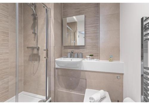 Kylpyhuone majoituspaikassa Beckenham Beauty: Modern 1-Bedroom Abode
