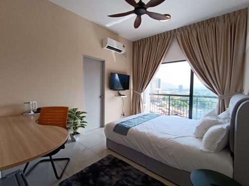 1 dormitorio con cama, mesa y ventana en The Horizon Ipoh Dual L13 by Grab A Stay en Ipoh