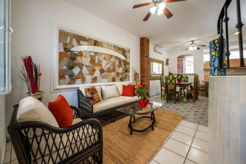 uma sala de estar com um sofá e uma mesa em Hacienda Lord Twigg - Hotel & Suites em Puerto Vallarta