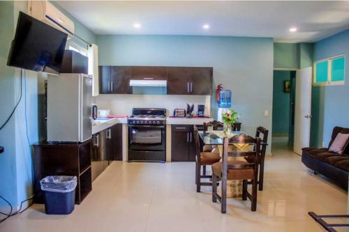 een keuken met een bank en een tafel in een kamer bij Casa las Flores in Puerto Vallarta