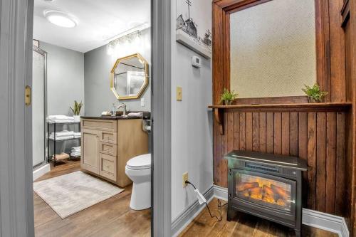 uma casa de banho com lareira e uma casa de banho com WC em Springville Depot Inn Suite with Private Entrance & Patio! em Springville
